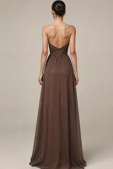 Robe longue formelle en satin marron avec fente